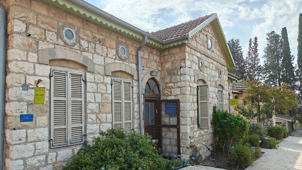 מבני החצר הגדולה ההיסטוריים והחדר של גולדה