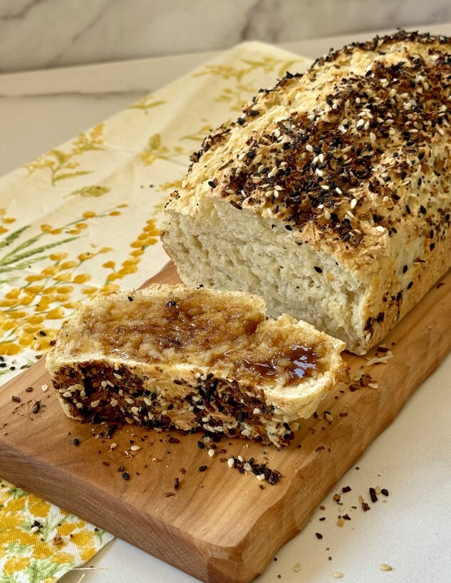  לחם ללא התפחה וללא שמרים. מרחנו קצת ריבה וטרפנו (צילום: יעל קצב, mako אוכל)