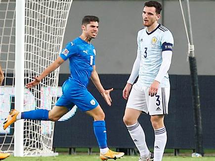 סולומון כובש את שער הבכורה בנבחרת (אלן שיבר) סולומון כובש את שער הבכורה בנבחרת (אלן שיבר)