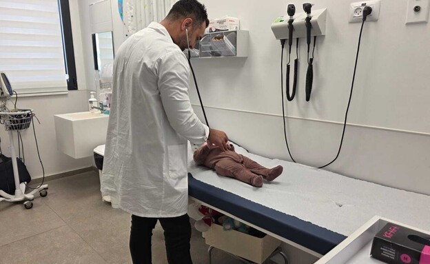 ד"ר ענאן והתינוק (צילום: מכבי שירותי בריאות)