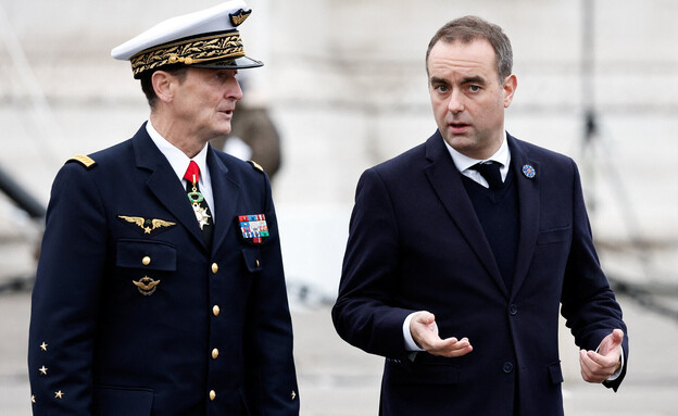 מפקד צבא צרפת פביאן מנדון וראש הממשלה סבסטיאן לקור