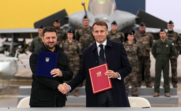 מקרון וזלנסקי על רקע מטוסי קרב