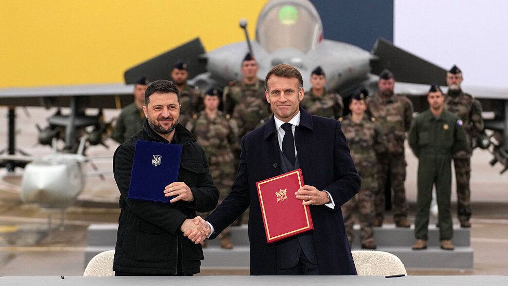 מקרון וזלנסקי על רקע מטוסי קרב
