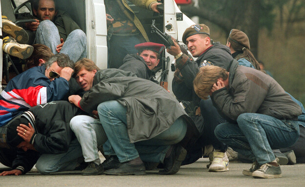 המצור על סרייבו (צילום: 	MIKE PERSSON, Getty Images)