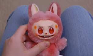 בובת לבובו (צילום: מתוך "ארץ נהדרת 23", קשת 12)