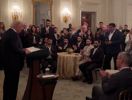 טראמפ נפגש עם שורדי שבי: "אתם לא חטופים - אתם גיבורים"