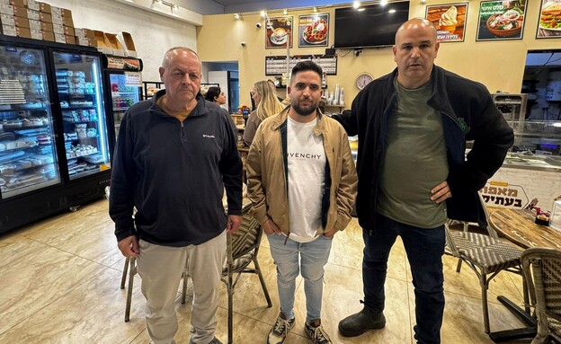 בעל העסק המאוים עם אנשי ״עד כאן״ בעל העסק המאוים עם אנשי ״עד כאן״