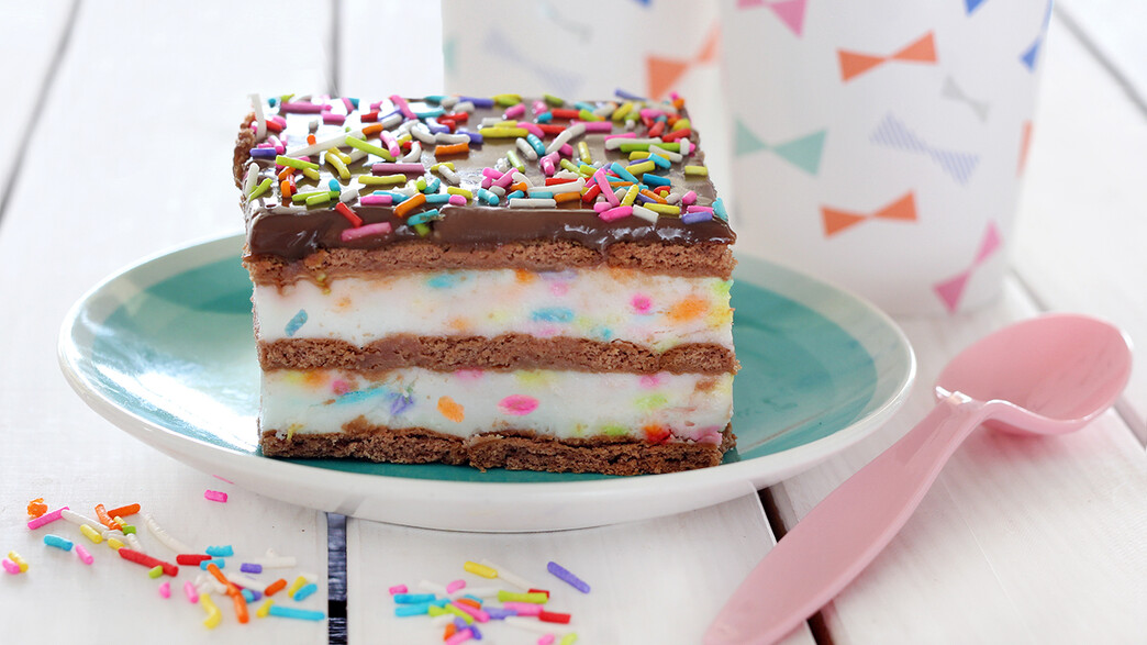 פרוסת עוגת ביסקוויטים קונפטי פרוסת עוגת ביסקוויטים קונפטי