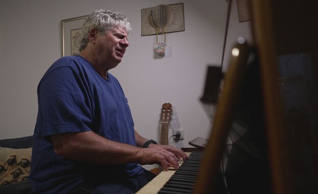 גיא מרוז מנגן בפסנתר גיא מרוז מנגן בפסנתר