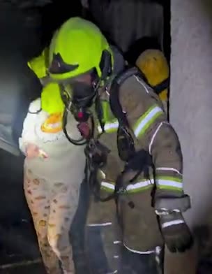 חשד להצתות בבנייני מגורים בבאר שבע: לכודים, בהם תינוקות, חולצו מהד