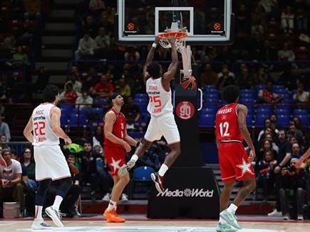 הפועל ת&ldquo;א חגגה במילאנו (Euroleague Basketball via Getty)