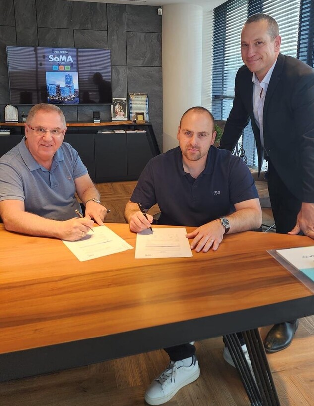 חתימת העסקה בטירת הכרמל