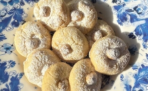 עוגיות חמאה ואגוזי לוז שמתגלצ'ות בפה (צילום: קרן אגם, mako אוכל)