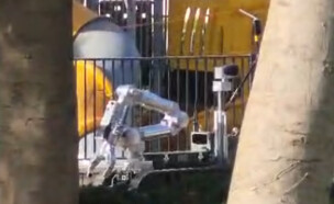 תיעוד מזירת אירוע מטען החבלה בגן הציבורי באשקלון (צילום: דוברות המשטרה)