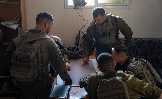 מפקדי פיקוד הדרום בהערכת מצב בשטח