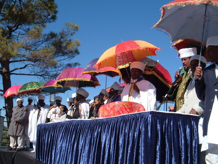 חוגגים עם מטריות צבעוניות בחג הסיגד האתיופי חוגגים עם מטריות צבעוניות בחג הסיגד האתיופי