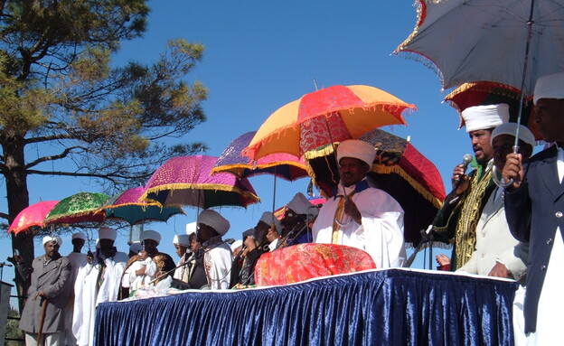 חוגגים עם מטריות צבעוניות בחג הסיגד האתיופי