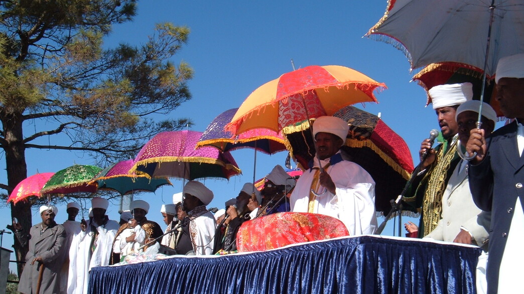 חוגגים עם מטריות צבעוניות בחג הסיגד האתיופי חוגגים עם מטריות צבעוניות בחג הסיגד האתיופי