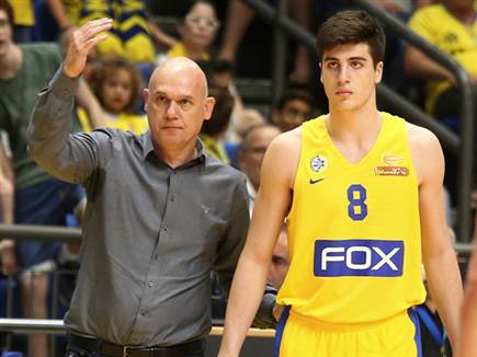 נבן ספאחיה ודני אבדיה. המאמן הדריך את מכבי ת“א בשתי קדנציות (אלן ש