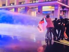 זיקוקים ומכת"זיות: צפו בבלגן בזמן משחק מכבי ת"א