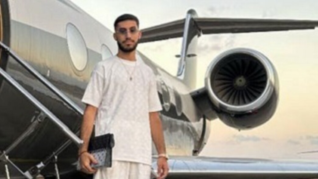 יקיר עזרא, מסתתר בדובאי