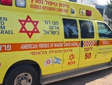 טרגדיה בשרון: גבר נהרג לאחר שניסר עץ - שקרס עליו