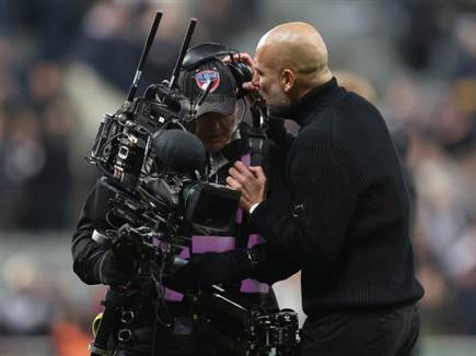 התווכח עם צלם: גווארדיולה שוב לא רגוע