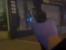 תיעוד: עבריינים יורים חופשי ברחוב, אף אחד לא עוצר אותם