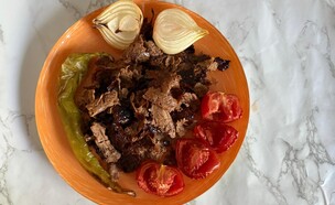 דונר קבב ביתי בתנור. אפשר גם בצלחת (צילום: לין לוי, mako אוכל)