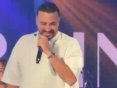 "תפסיק לשיר": אשתו של שריף ניסתה לעצור הופעה של מאור אדרי (צילום: mako) "תפסיק לשיר": אשתו של שריף ניסתה לעצור הופעה של מאור אדרי (צילום: mako)