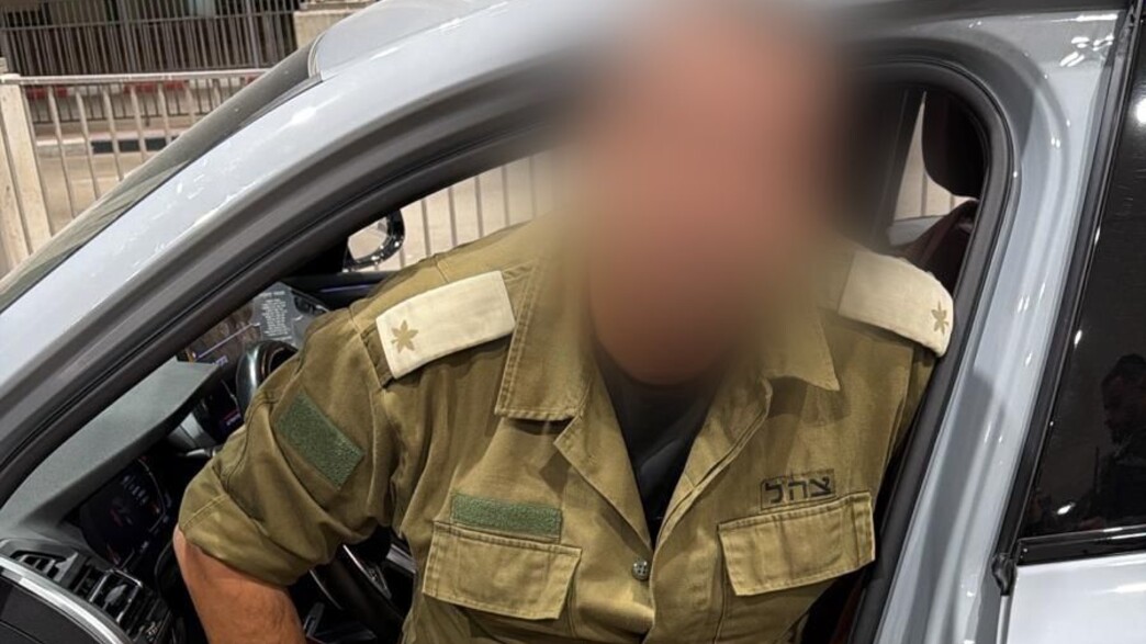 חשוד לבוש מדים כשהוא מסיע ברכבו שני תושבי שטחים