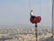 דרמה בשמי ירושלים: נער נתקע על עגורן בגובה 36 קומות