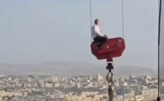 נער שנלכד על עגורן בראש מבנה בן 36 קומות