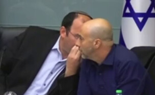 רוטמן לוחש ליועמ"ש הוועדה גור בלאי (צילום: ערוץ הכנסת)
