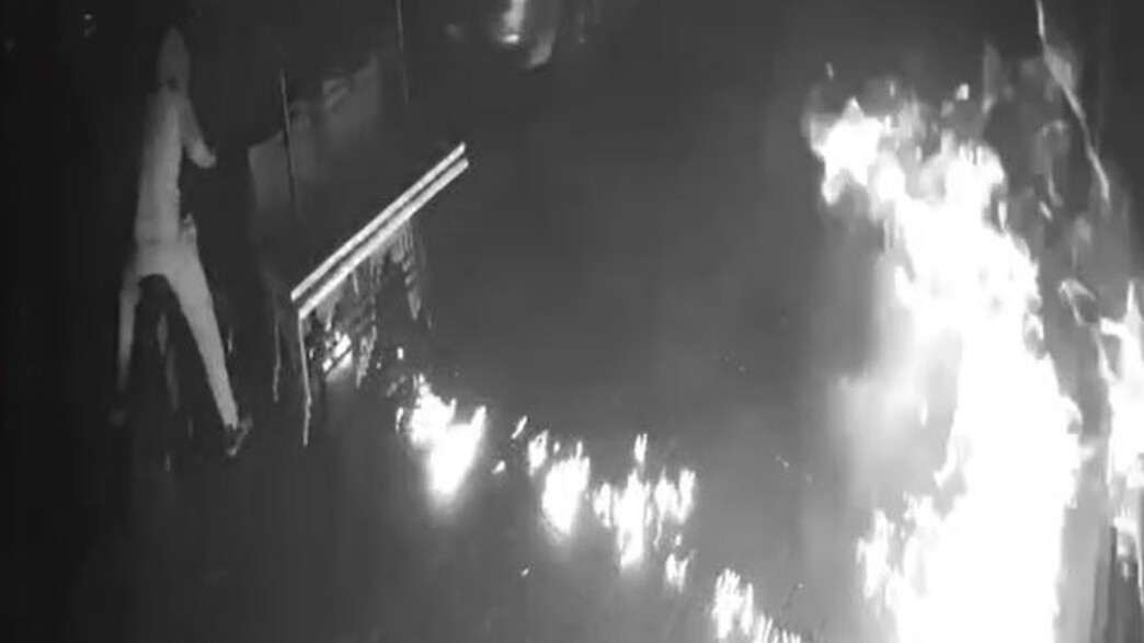 הרצל גבצו מצית את החנות