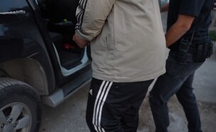 עצור, חשוד, אזיקים