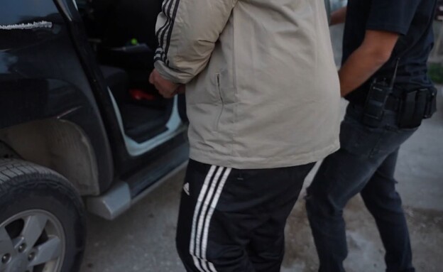 עצור, חשוד, אזיקים