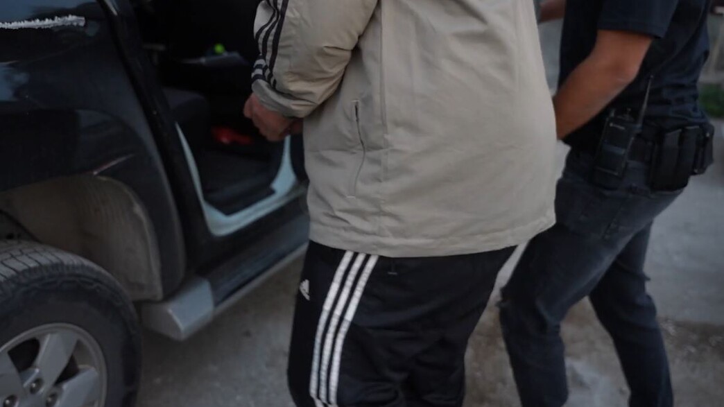 עצור, חשוד, אזיקים