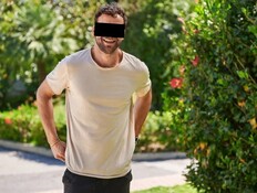 עם החוטפים, אוחז בשמפניה: הדוגמן הישראלי תועד