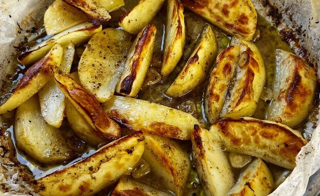 סירות תפוחי אדמה ברוטב לימוני  (צילום: יעל קצב, mako אוכל)