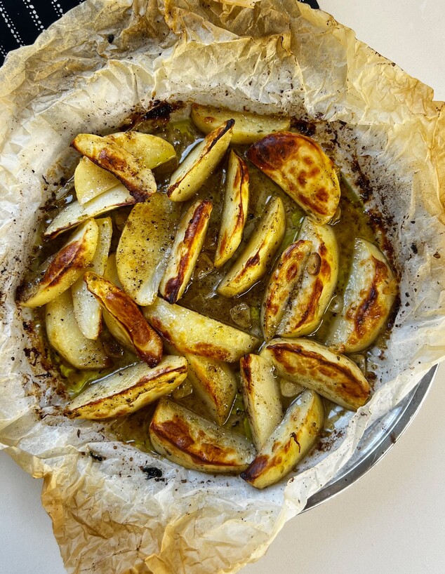 סירות תפוחי אדמה ברוטב לימוני. נסו את טיפ המים הרו