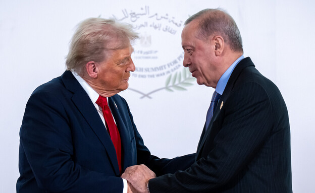 נשיא ארה"ב טראמפ ונשיא טורקיה ארדואן לוחצים ידיים