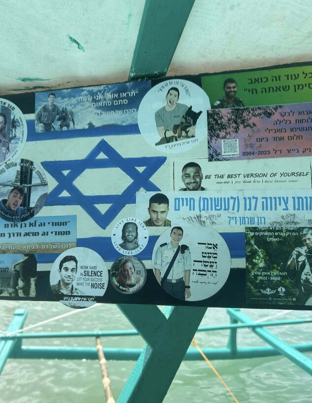 הסטיקרים על הסירה של אדוארד