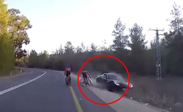 הרכב שכמעט התנגש ברוכבי האופניים