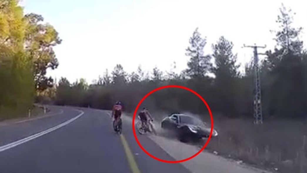 הרכב שכמעט התנגש ברוכבי האופניים הרכב שכמעט התנגש ברוכבי האופניים