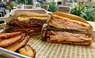 כריכי בשר של דאדי. באזל (צילום: לין לוי, mako אוכל)