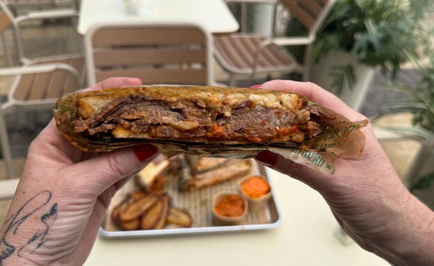 כריך בשר גדול וכיפי. דאדי