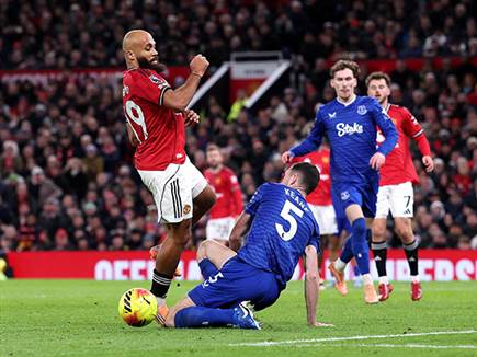 ב-10 שחקנים: 0:1 לאברטון על יונייטד