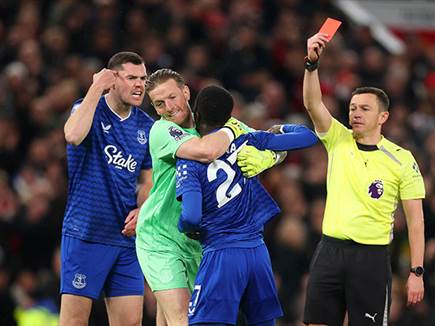 הרחקה חריגה, שלא עזרה ליונייטד (Carl Recine/Getty Images)