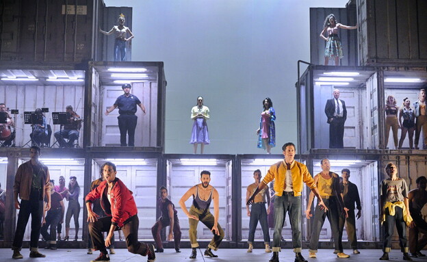 רותם קינן בהצגה ״סיפור הפרברים״